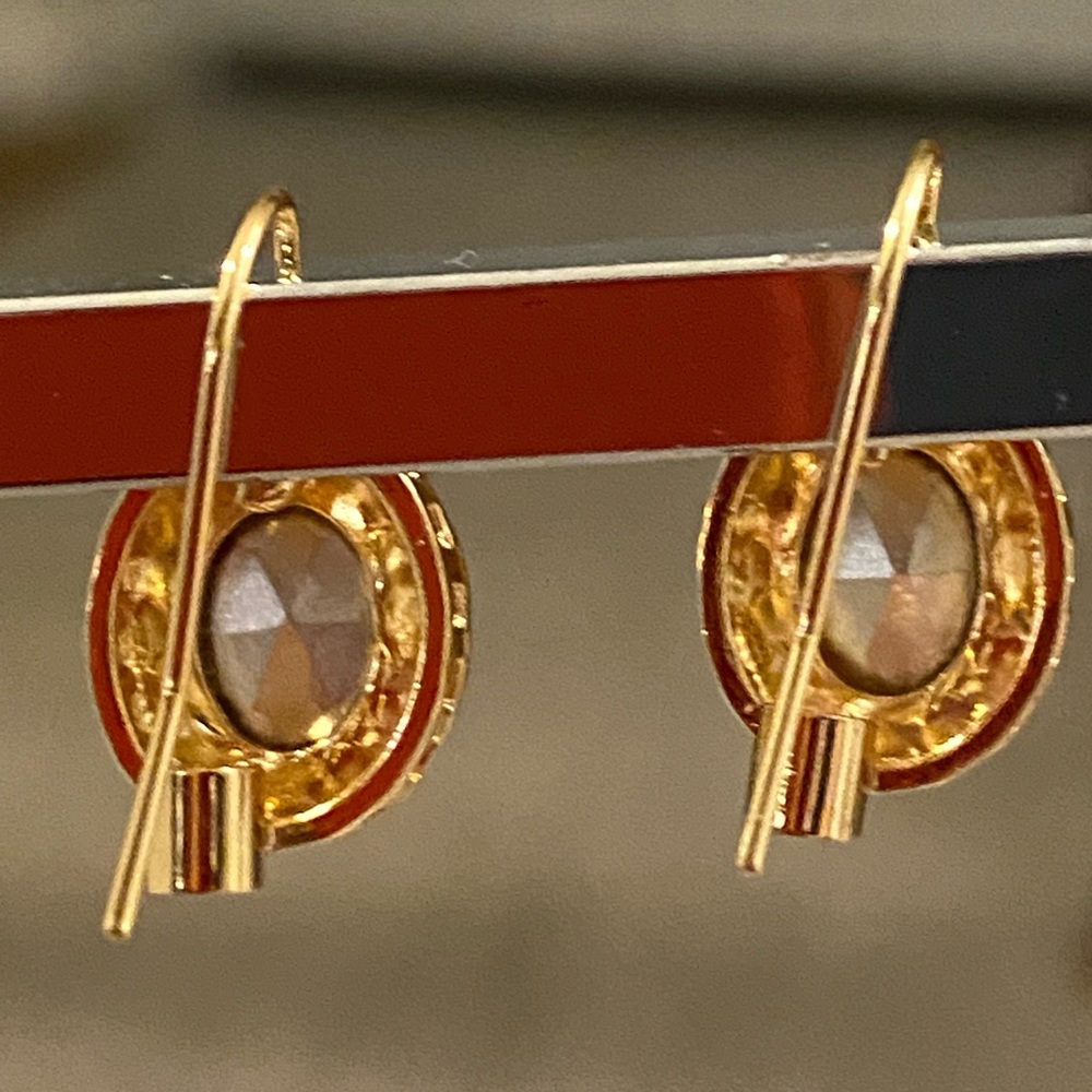Stunning 14kt gold plated over metal Ruby drop earrings side clasp. - Picture 4 of 11